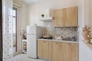 Coffee/tea maker, fridge, oven, stovetop - Apartment 'A'Filiciuzza, Wi-Fi and Air Conditioning (Palermo)