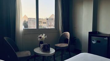 Luxury Double or Twin Room, pyramids View | Interior