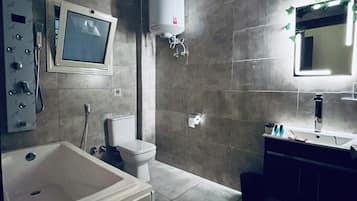 Luxury Double or Twin Room, pyramids View | Baño | Tina y regadera independientes y amenidades de baño gratuitas