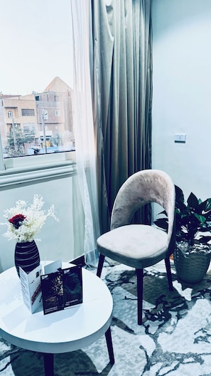 Luxury Double or Twin Room, pyramids View | Schreibtisch, laptopgeeigneter Arbeitsplatz, kostenloses WLAN