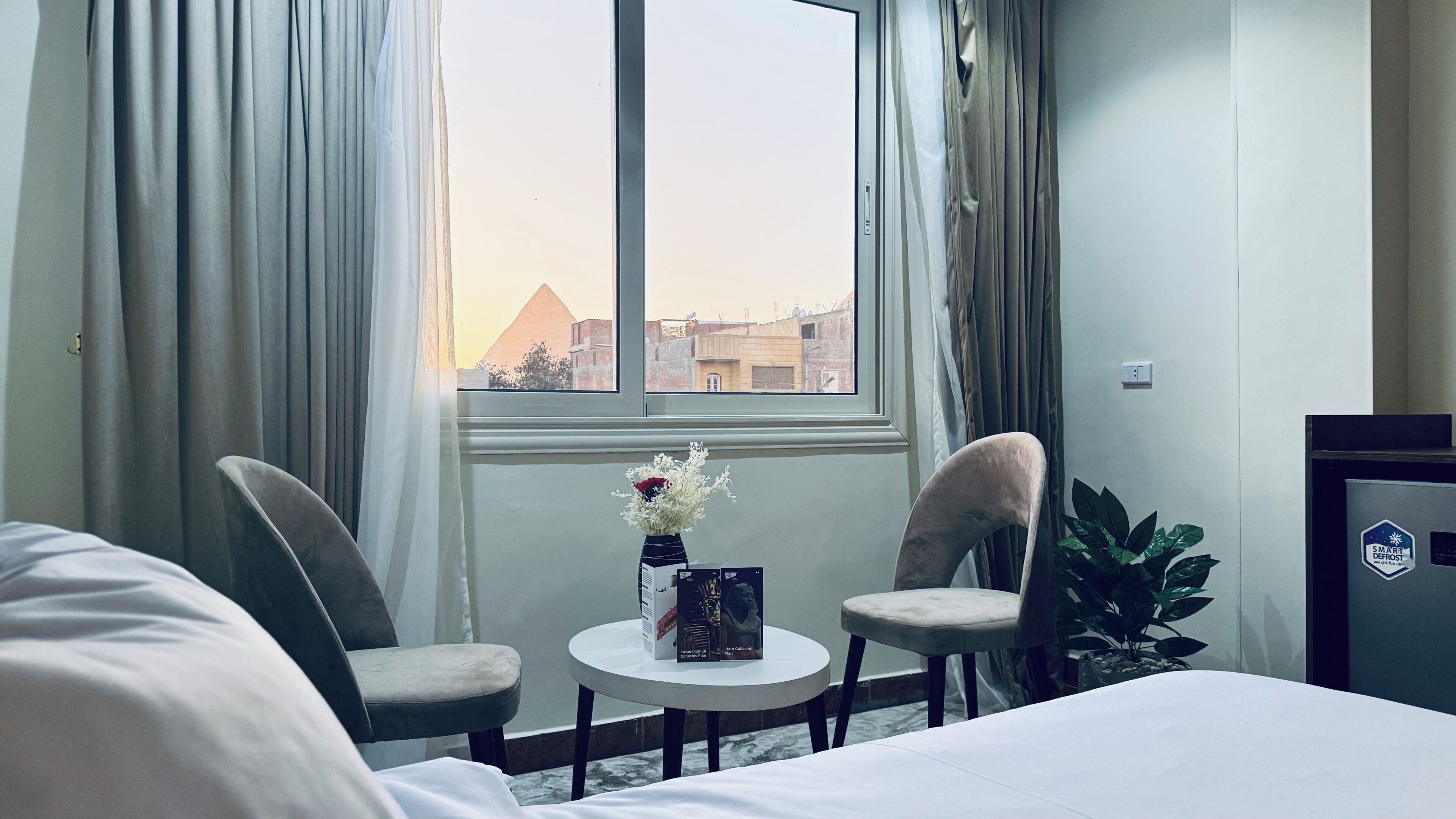 Luxury Double or Twin Room, pyramids View | Escritorio, espacio para trabajar con laptop y wifi gratis 
