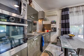 Wasserkocher mit Kaffee-/Teezubehör, Kühlschrank, Mikrowelle