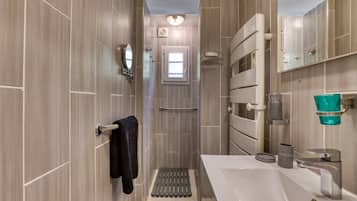 Douche, sèche-cheveux, serviettes fournies