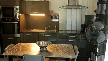 Micro-ondes, cafetiÚre/bouilloire, bouilloire électrique