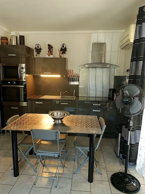 Mikrowelle, Wasserkocher mit Kaffee-/Teezubehör, Wasserkocher