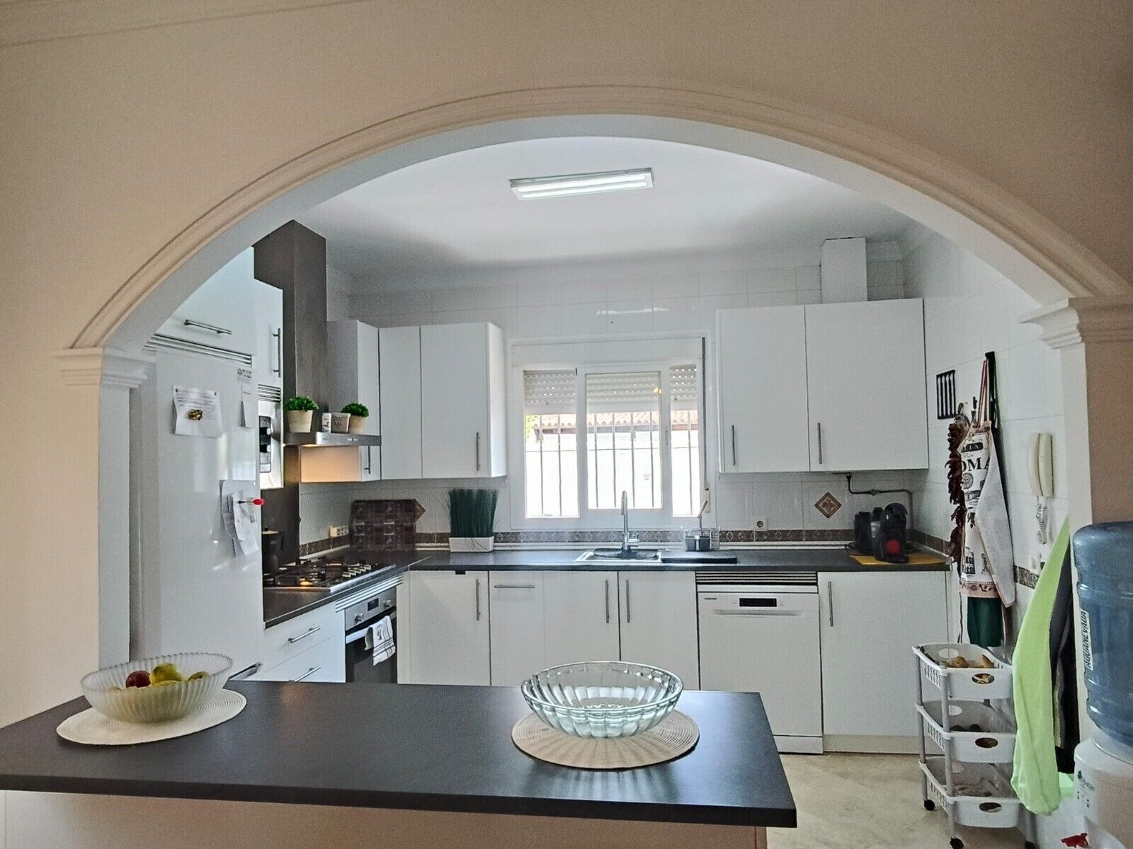 Frigorífico, microondas, horno y placa de cocina