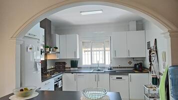 Frigorífico, microondas, horno y placa de cocina