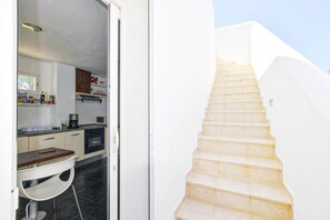 A kitchen with a counter, cabinets, and a microwave. - Holiday Home 'Kanavayen Tres' with Sea View, Wi-Fi and Air Conditioning (Santanyí)