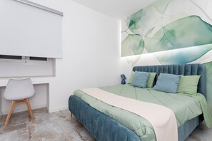 Tabla de planchar con plancha, wifi, ropa de cama