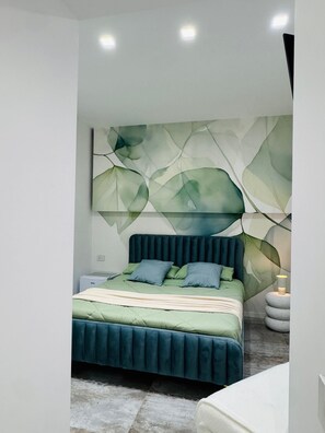 Tabla de planchar con plancha, wifi, ropa de cama