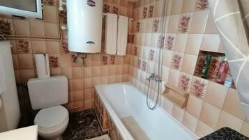 Een douche, een haardroger, handdoeken