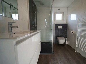 A bathroom with a shower, toilet, and sink. - Holiday Home in Susteren With Terrace (Susteren)