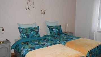 Iron/ironing board, WiFi, bed sheets