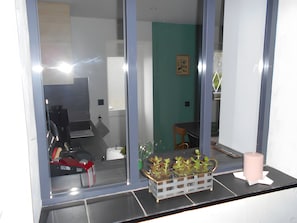 Eine Küche mit Kaffeemaschine, Spüle und einem Fenster mit Blick auf einen Essbereich.