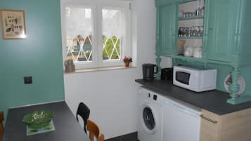 Køleskab, mikrobølgeovn, ovn, kogeplade