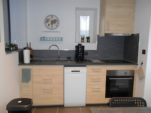 Kühlschrank, Mikrowelle, Ofen, Herdplatte