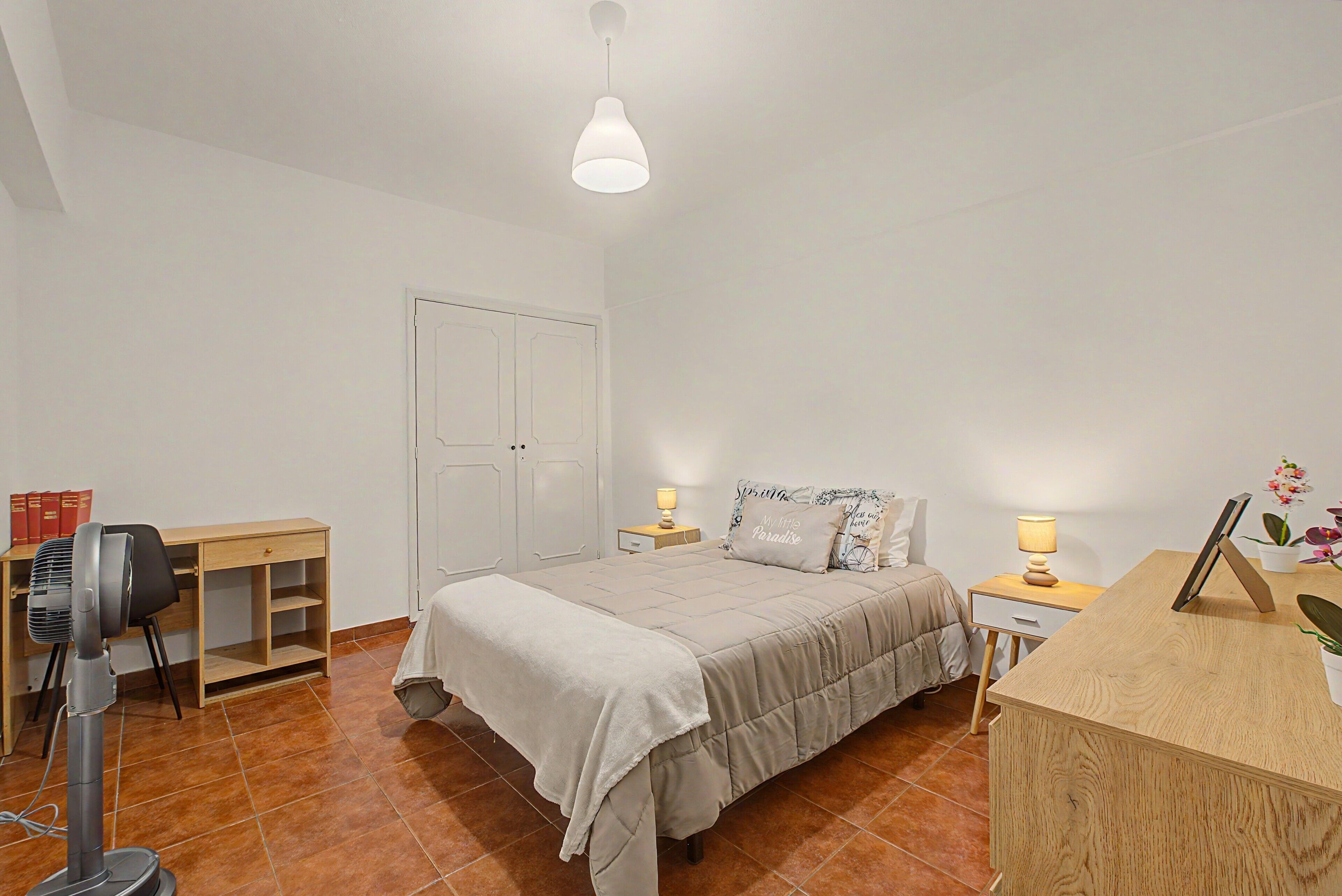 Iron/ironing board, WiFi, bed sheets