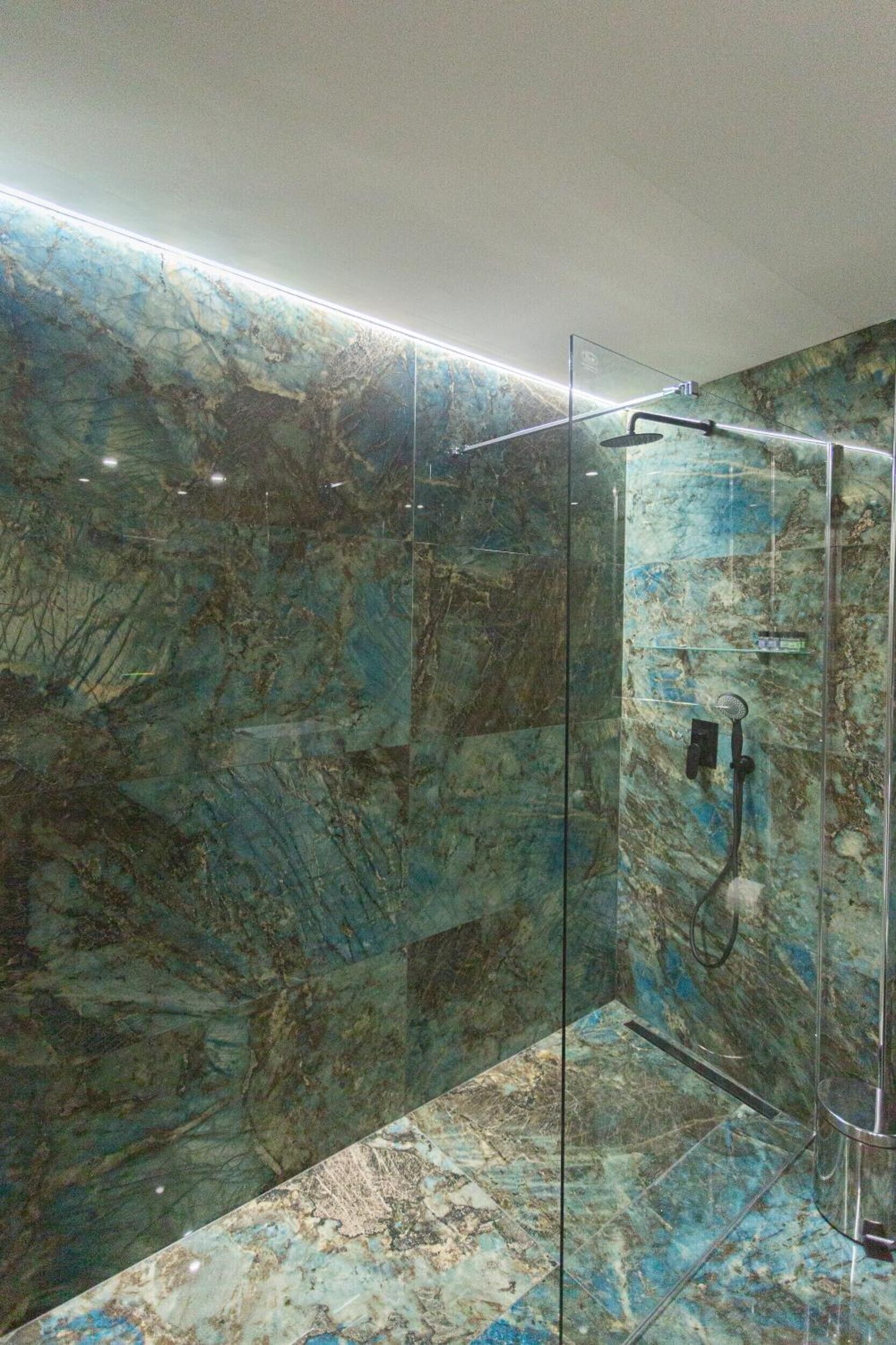 Dusche, Haartrockner, Handtücher