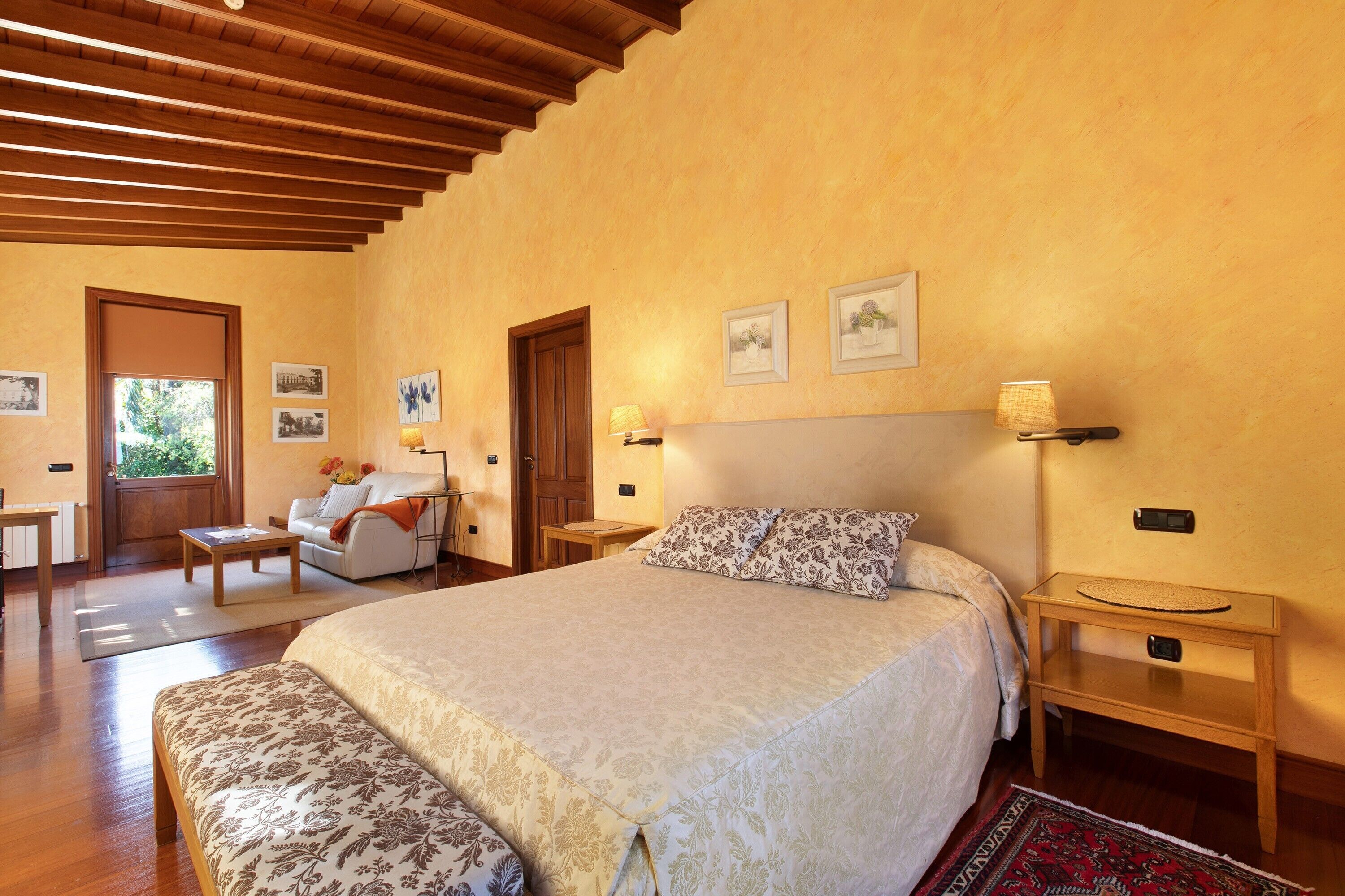 Tabla de planchar con plancha, wifi, ropa de cama