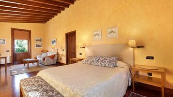 Tabla de planchar con plancha, wifi, ropa de cama