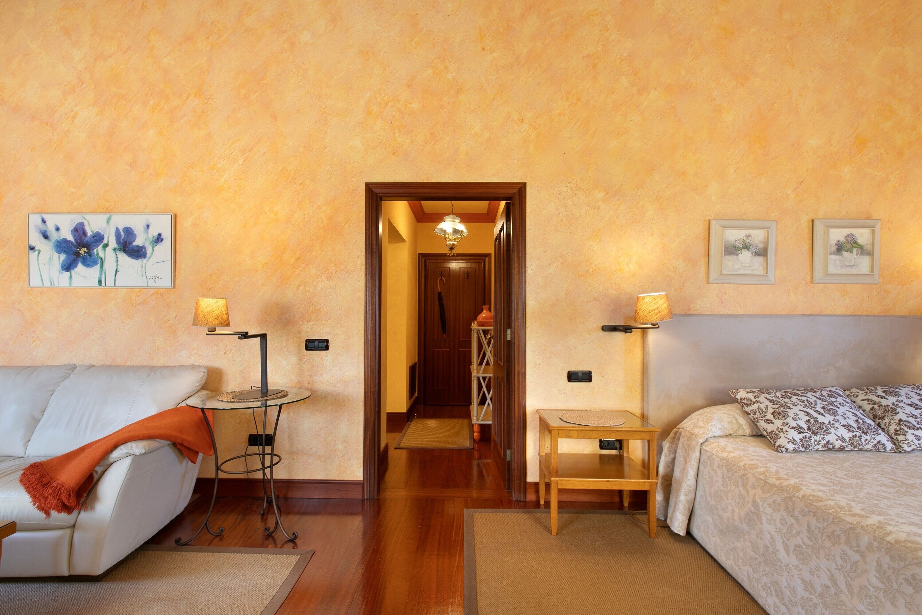 Tabla de planchar con plancha, wifi, ropa de cama