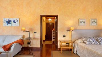 Tabla de planchar con plancha, wifi, ropa de cama