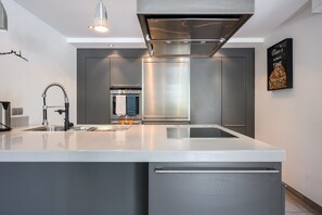 Wasserkocher mit Kaffee-/Teezubehör, Kühlschrank, Mikrowelle, Ofen