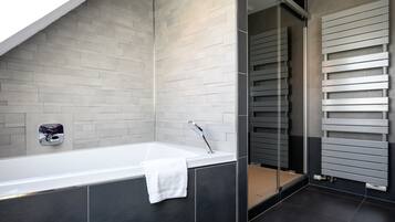 Dusche, Haartrockner, Handtücher