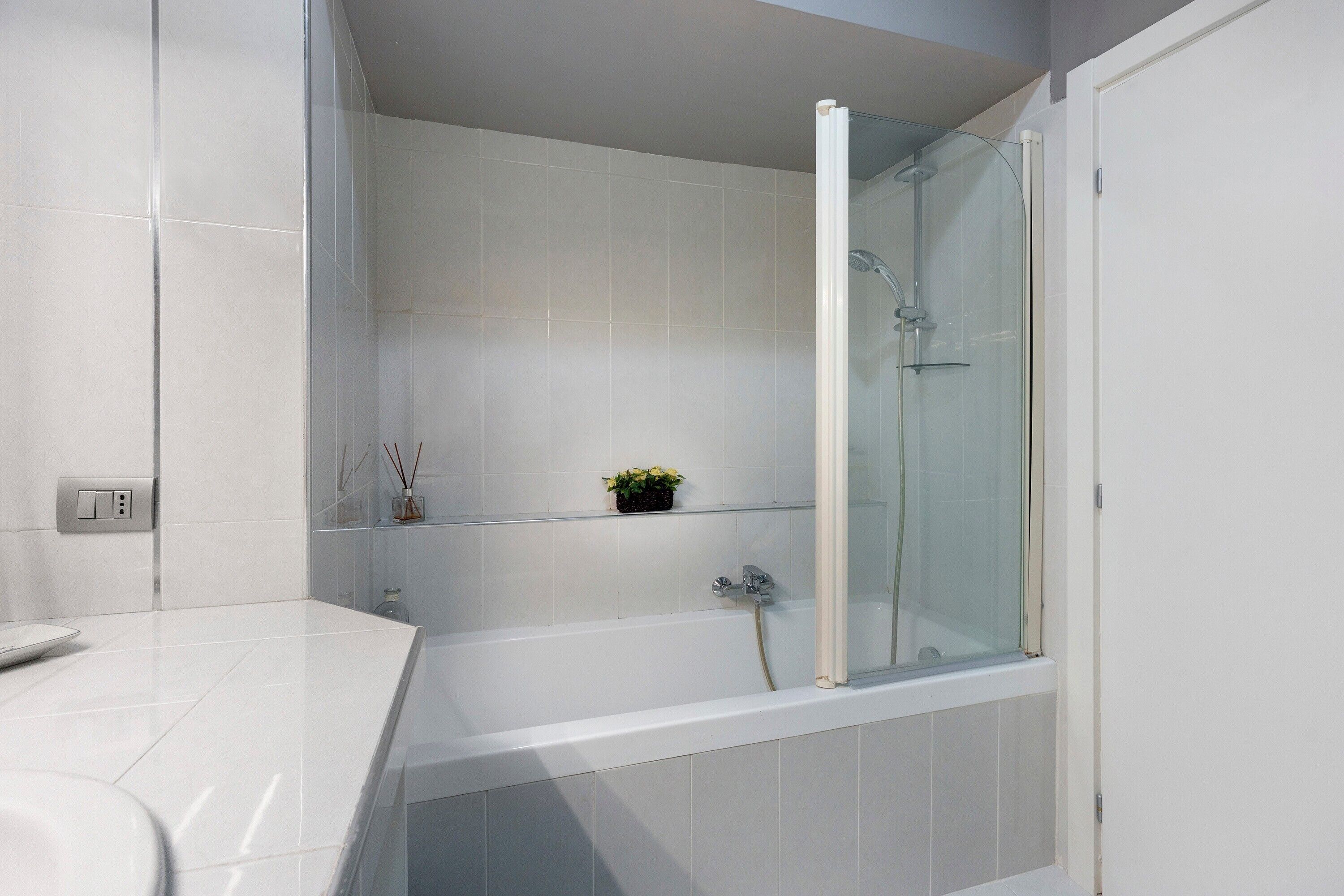 Een douche, een haardroger, handdoeken