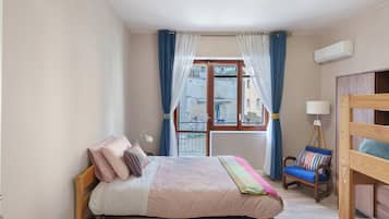 Een strijkplank/strijkijzer, wifi, beddengoed
