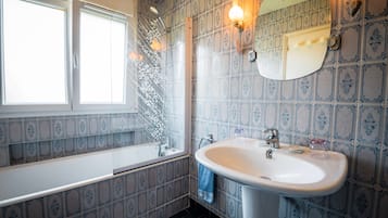 Douche, sèche-cheveux, serviettes fournies