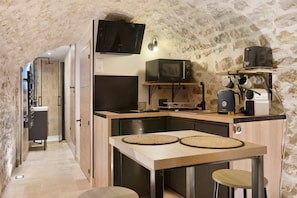 Macchina per tè/caffè, frigorifero, microonde, piano cottura