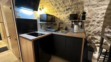 Fridge, microwave, stovetop, coffee/tea maker