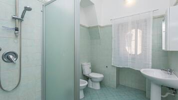 Douche, sĂšche-cheveux, serviettes fournies