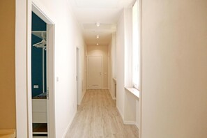 A narrow hallway with a closet on the left and a window on the right. - Room 'Stanza 2' with Wi-Fi and Air Conditioning (Bergamo)