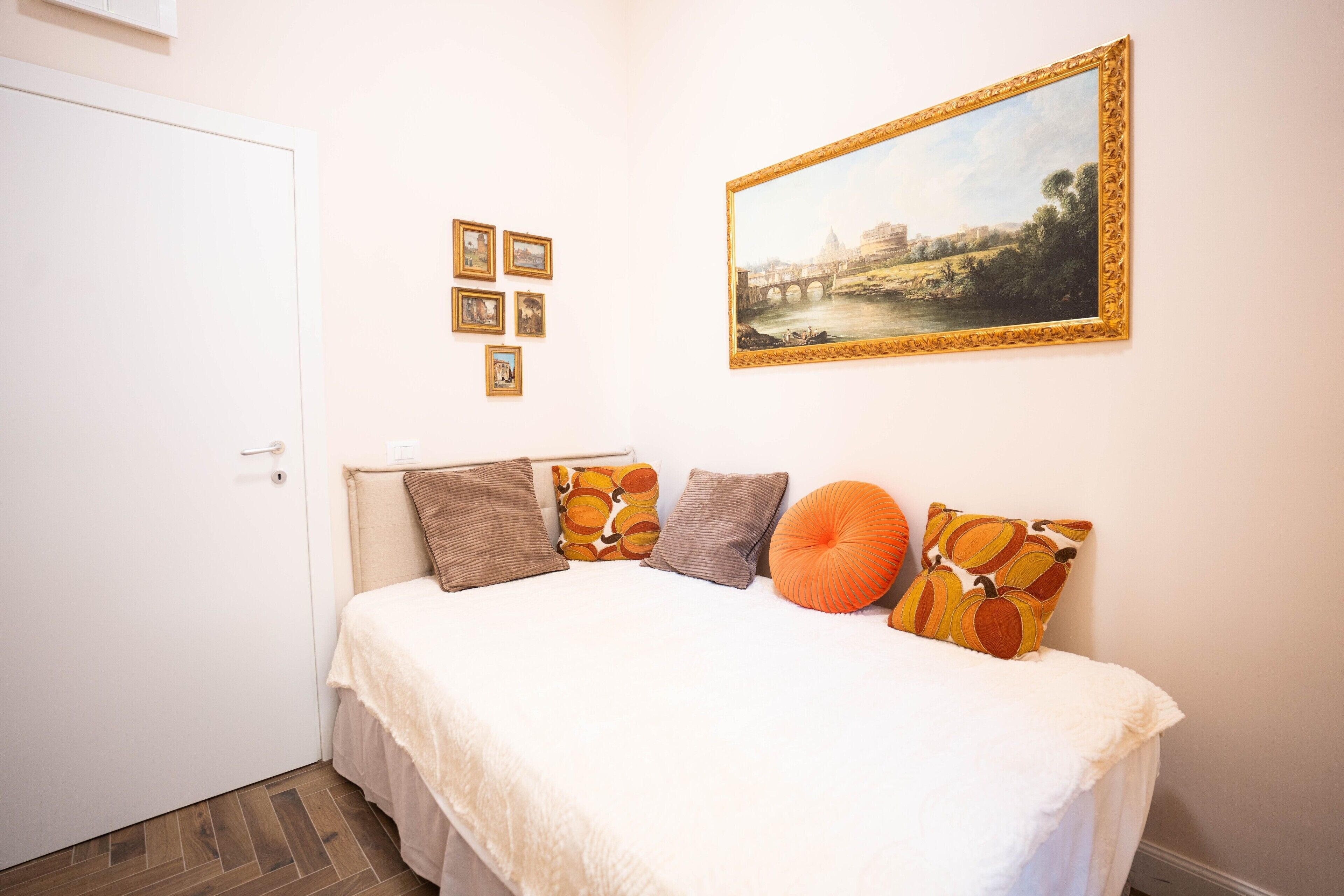 3 habitaciones, tabla de planchar con plancha, wifi y ropa de cama 