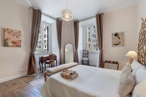 Iron/ironing board, WiFi, bed sheets - RomAntica near Villa Borghese: Design & Comfort in Rome’s Heart (7 Guests) (Rome)