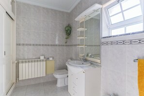 Douche, sèche-cheveux, bidet, serviettes fournies
