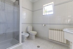 Douche, sèche-cheveux, bidet, serviettes fournies