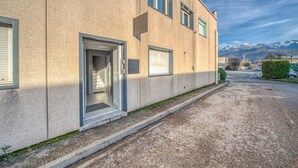 A building with a door, windows, and a view of mountains. - Luxurious Romantic Suite with Jacuzzi, Wi-Fi, and Air Conditioning (Saint-Martin-d'Hères)