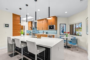 Coffee/tea maker, fridge, microwave, oven - The Donna House - A Ryson Property (Palm Springs)