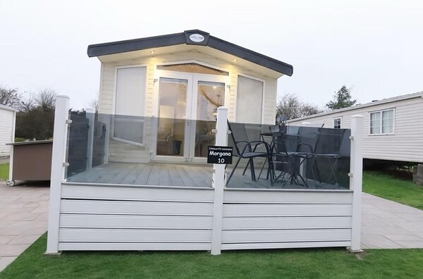 Ty Newydd Leisure Park 2-bed Caravan, Sleeps 6 - Benllech