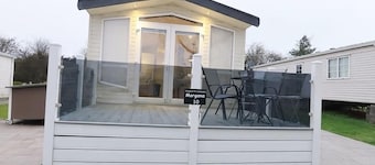 Ty Newydd Leisure Park 2-bed Caravan, Sleeps 6