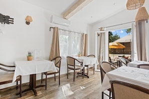 Dining - Bed and Breakfast 'Chambre 4' with Shared Pool, Wi-Fi and Air Conditioning (Callian)