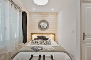 WiFi, bed sheets - Bed and Breakfast 'Chambre 4' with Shared Pool, Wi-Fi and Air Conditioning (Callian)