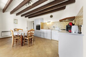 Private kitchen - Holiday Home 'Gîte' with Private Terrace, Wi-Fi and Air Conditioning (Saint-Gilles)