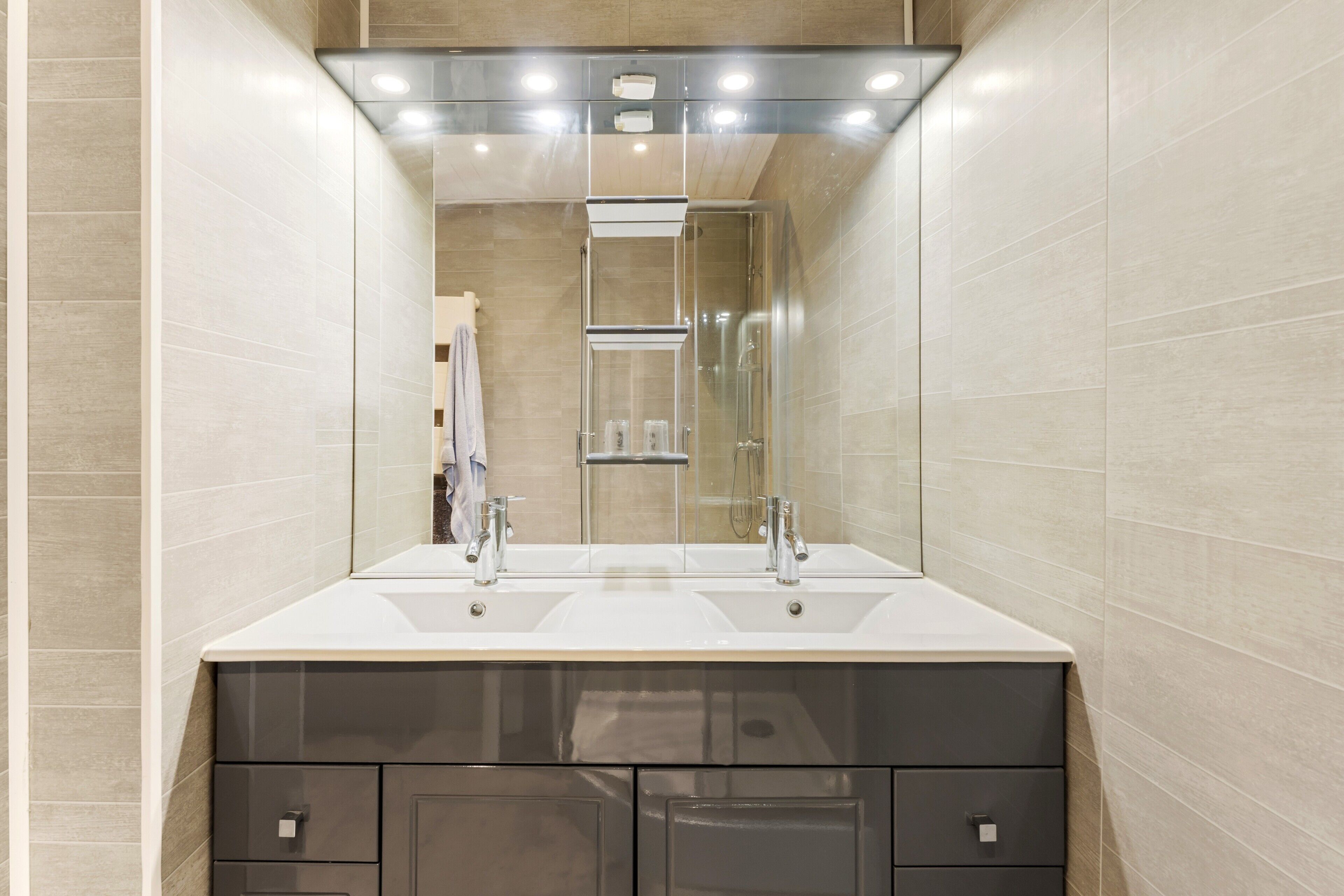 Douche, serviettes fournies