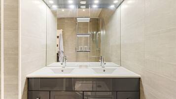 Douche, serviettes fournies