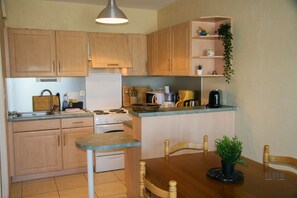 Fridge, microwave, oven, stovetop - Le Phare – 5-person apartment near Les Sables d'Olonne beach, Arago district (Les Sables-d'Olonne)