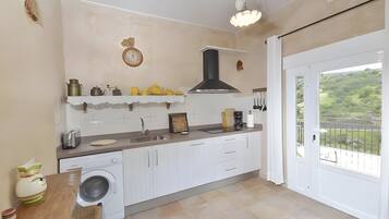Coffee/tea maker, fridge, microwave, oven